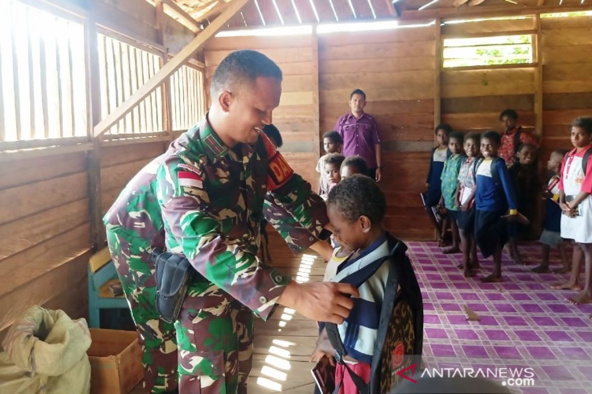 Satgas TNI Yonif 123 berikan bantuan tas-buku anak di perbatasan RI-PNG