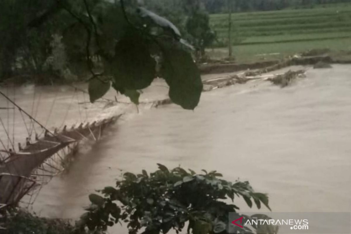 Jembatan gantung penghubung dua kecamatan di Cianjur putus