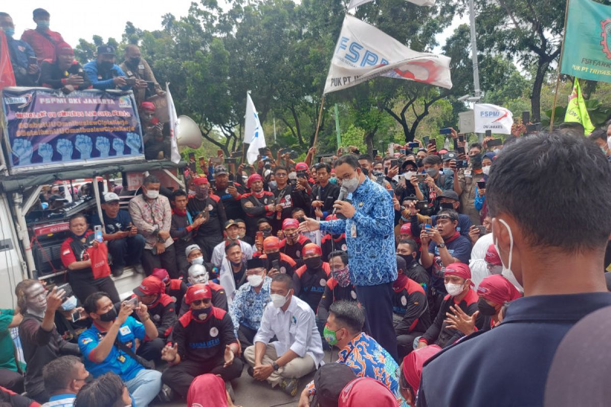 Duduk di aspal, Anies sambangi massa buruh di depan Balai Kota