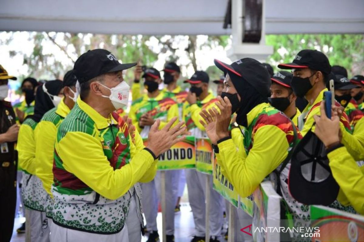 Pemprov Riau beri bonus dan penghargaan kepada 30 insan olahraga