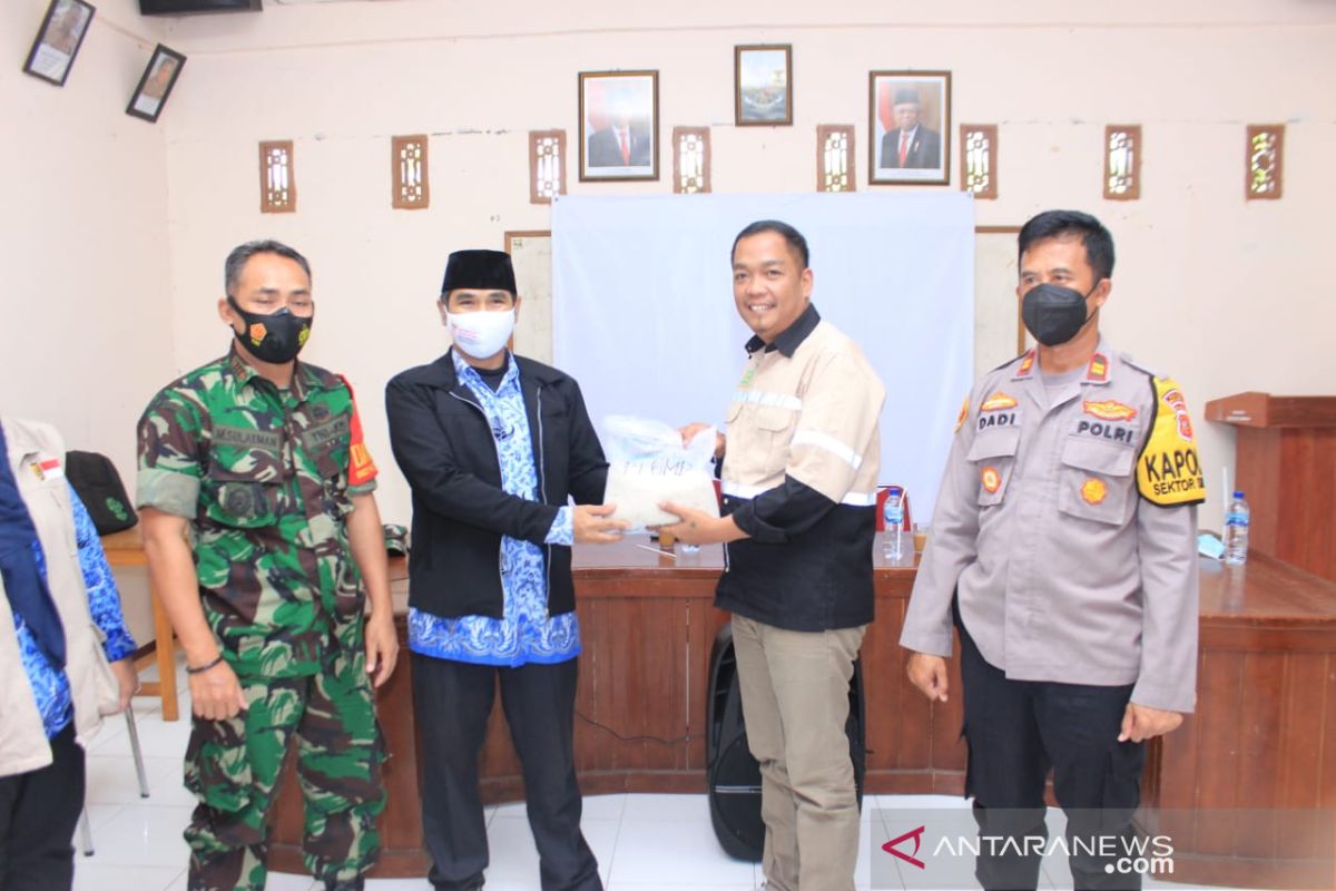 Bantuan paket sembako upaya Pemkab Sukabumi tarik warga ikut vaksinasi