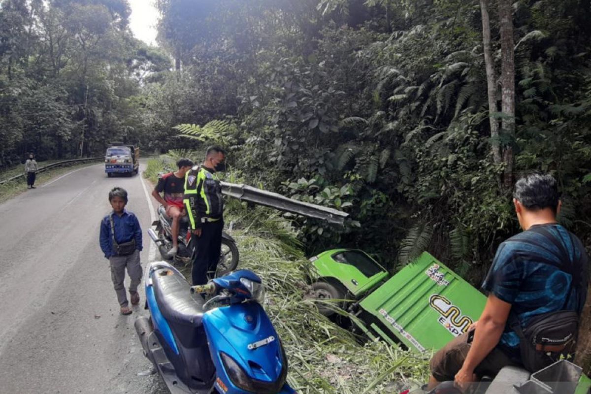 Truk Ekspedisi masuk jurang sedalam enam meter di Jalan Bukittinggi-Medan