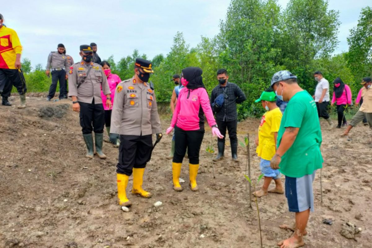 Kapolres Langkat tanam mangrove di Lubuk Kertang