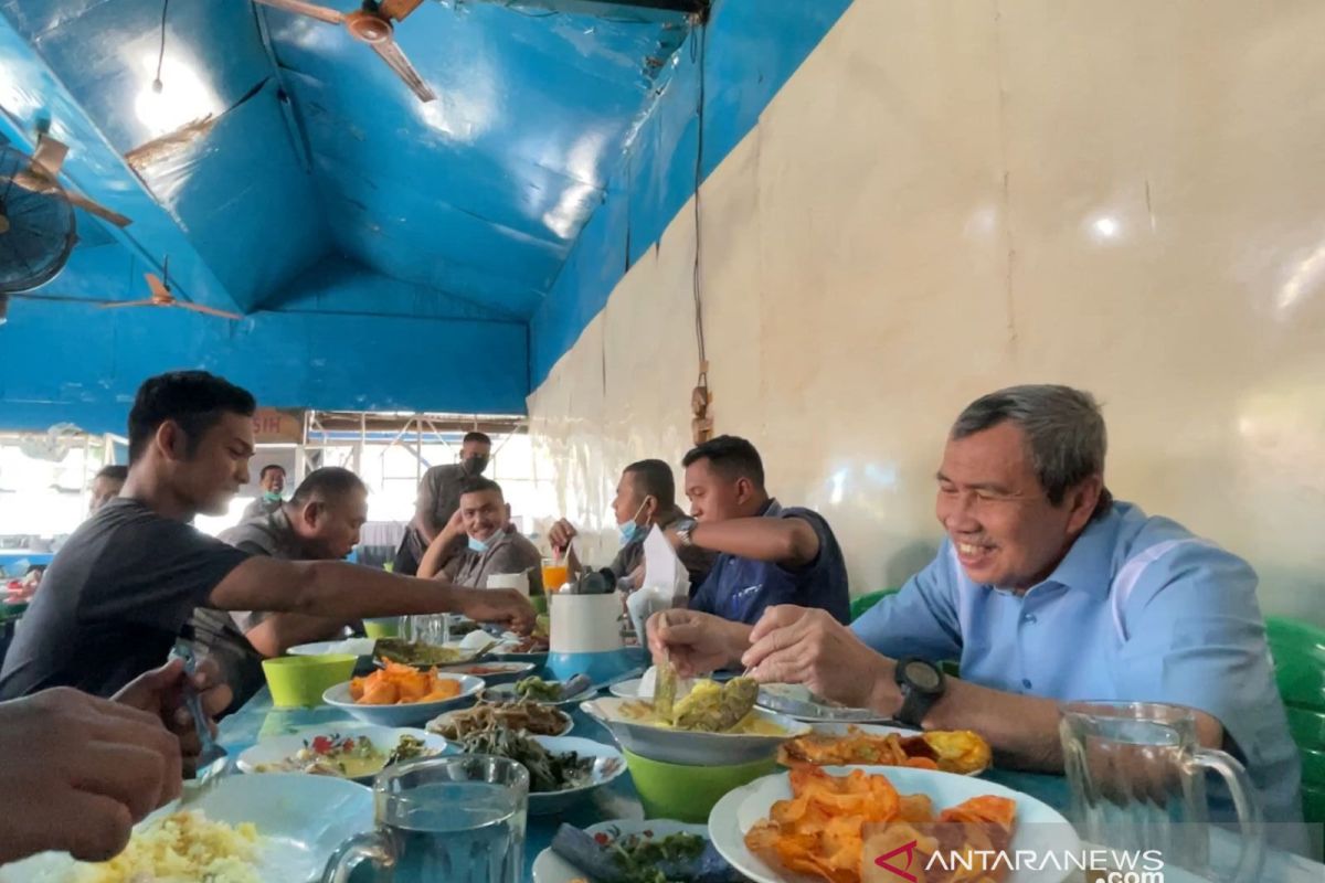 Ngamen di hadapan Gubernur, Riko ditawari lanjut sekolah