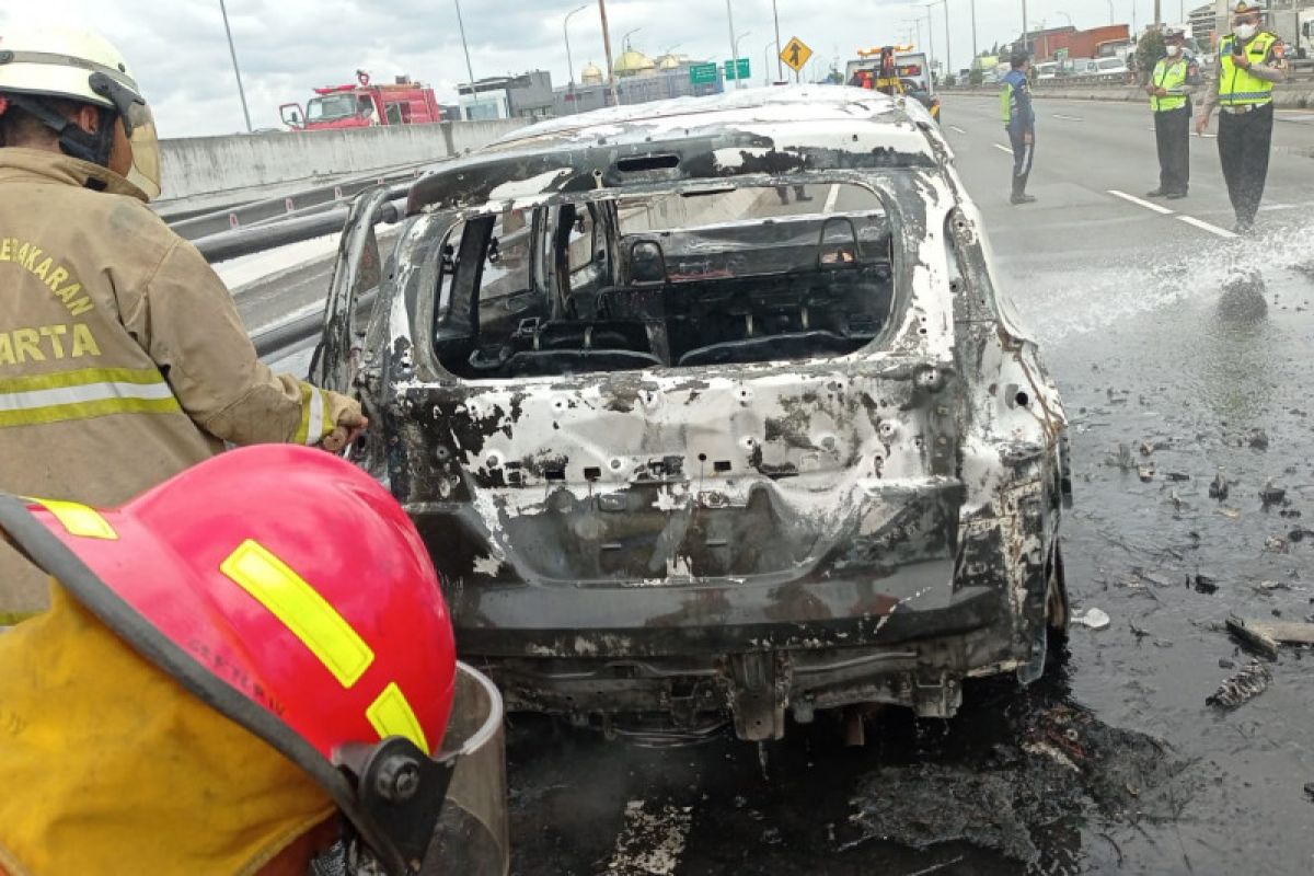 Korsleting listrik sebabkan sebuah mobil terbakar di Tol Wiyoto Wiyono