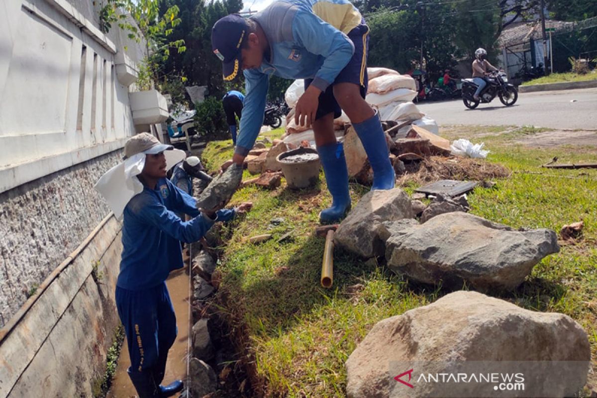 Delapan petugas SDA Penjaringan perbaiki saluran air longsor di Pluit