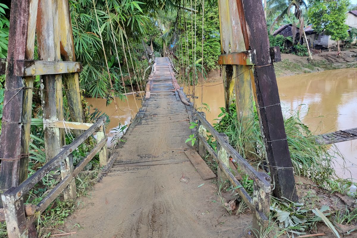 Warga segera lakukan perbaikan darurat jembatan gantung ambruk