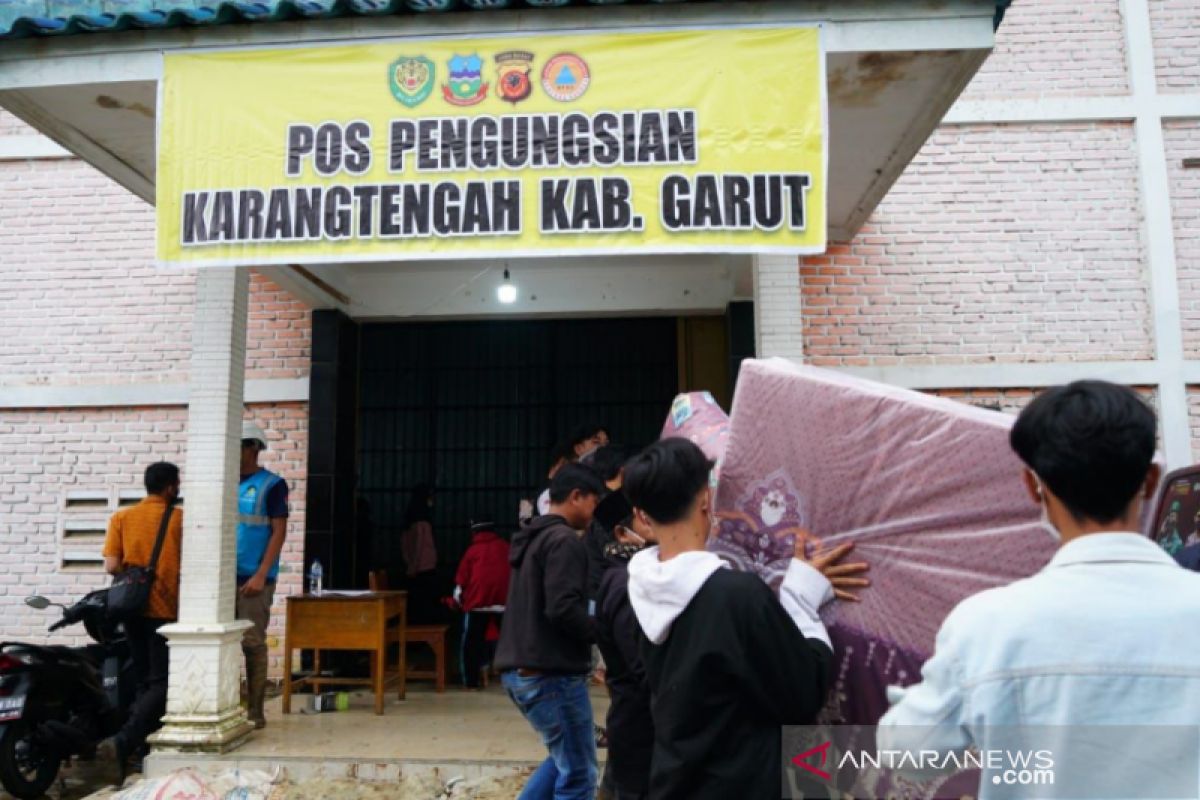 Hindari bahaya banjir, Pemkab Garut ungsikan warga di bantaran sungai