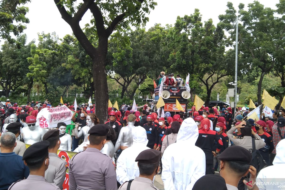 Anies minta Menaker tinjau ulang formula penetapan UMP 2022