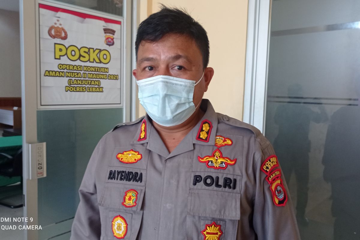 Kapolres Lebak bagikan masker di tengah aksi unjuk rasa cegah penyebaran COVID-19