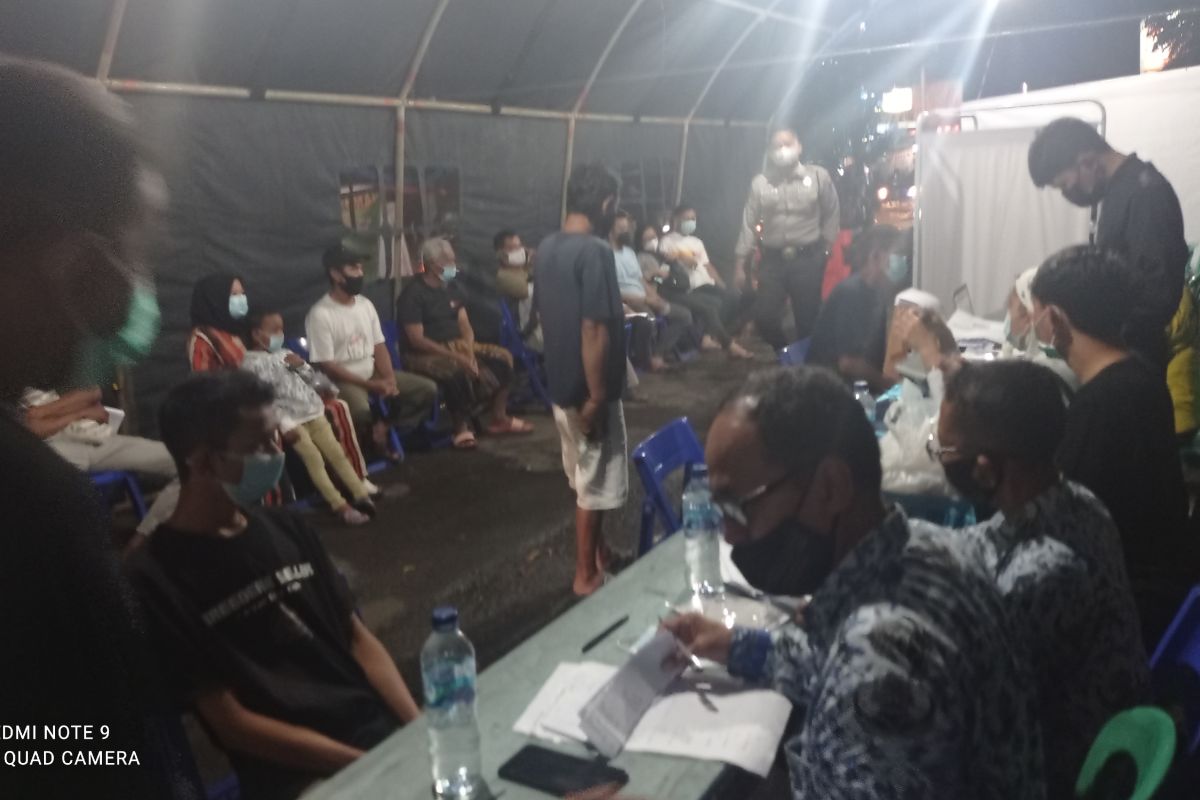 Pengunjung padati tenda layanan vaksinasi Pasar Rangkasbitung