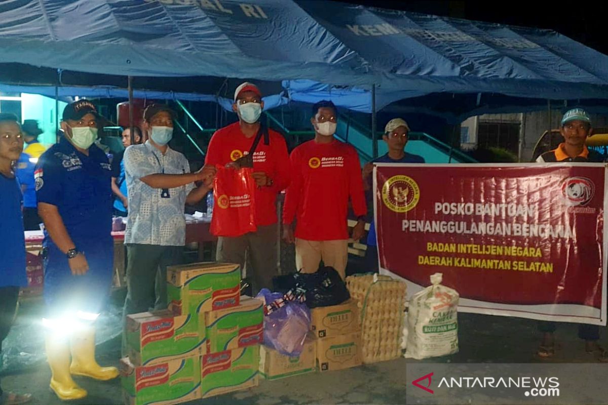 BIN serahkan 50 paket sembako untuk korban banjir di Kabupaten HST