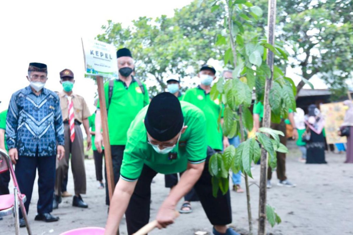 DPP LDII menanam ratusan pohon kepel di Yogyakarta