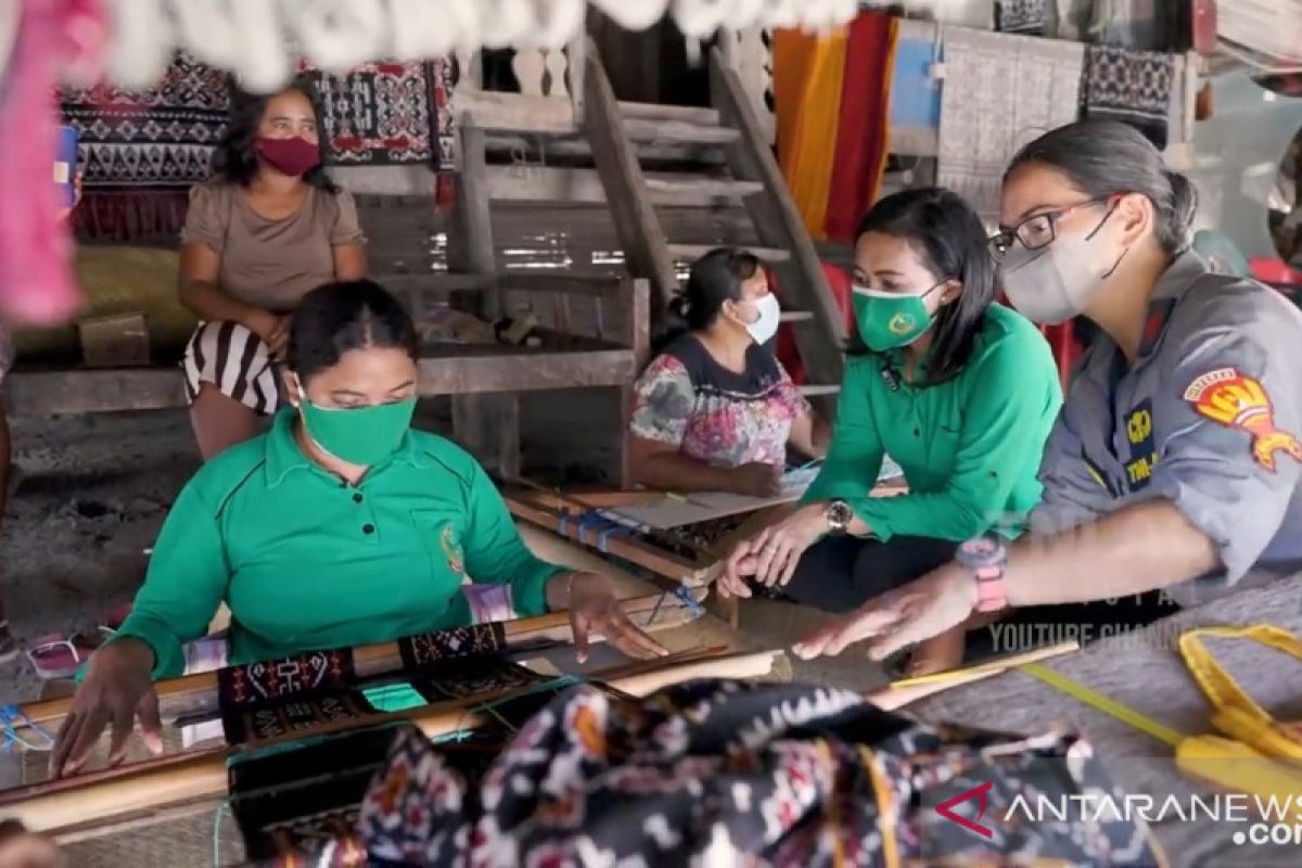Ketua Persit Rote Ndao ajak anggota produktif dengan menenun
