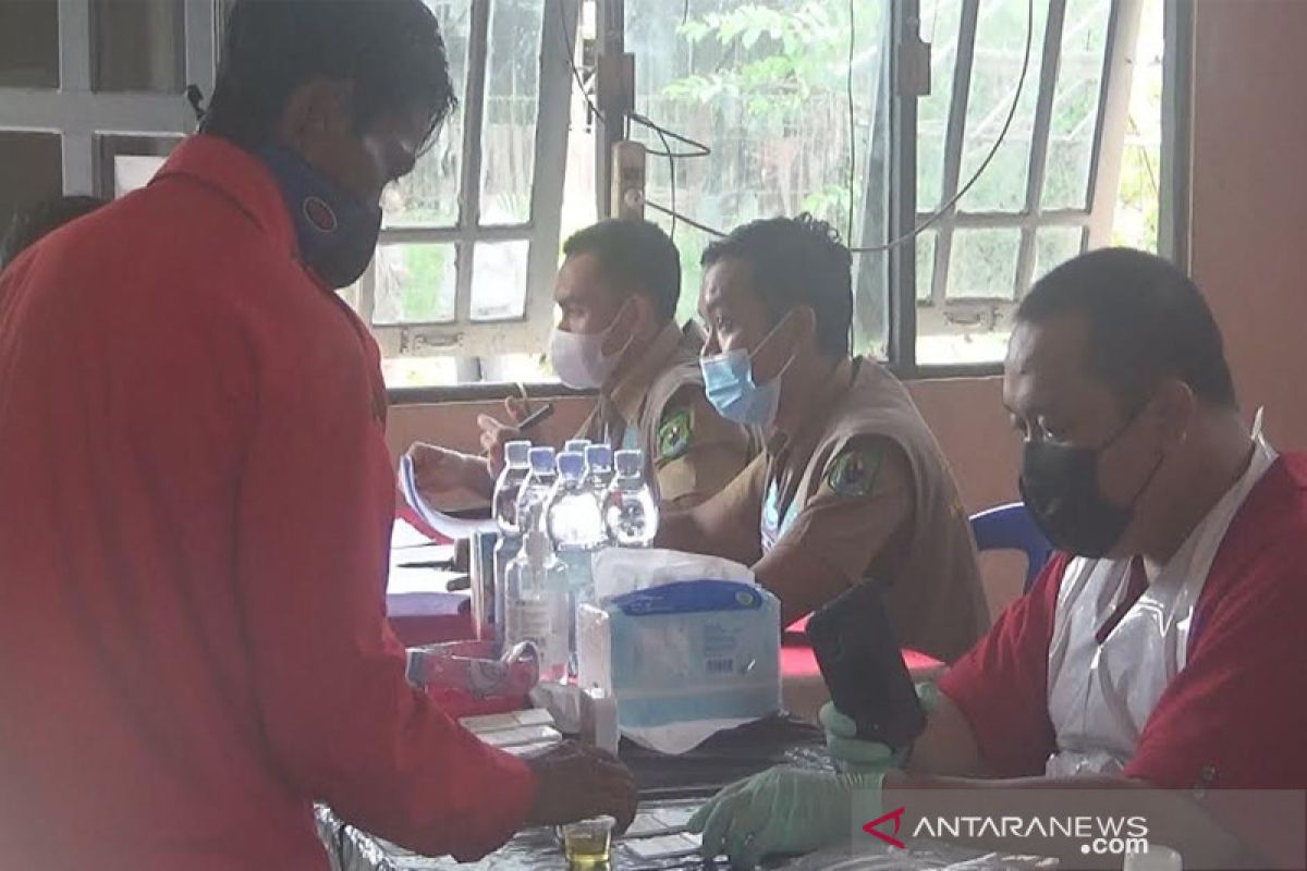Puluhan anggota Manggala Agni Daops Kapuas-Pulpis jalani tes urine