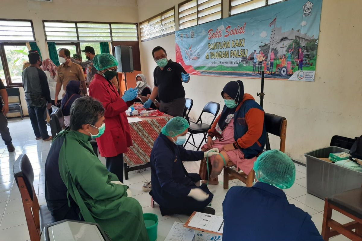 40 lebih disabilitas di Jember dapat bantuan kaki dan tangan palsu