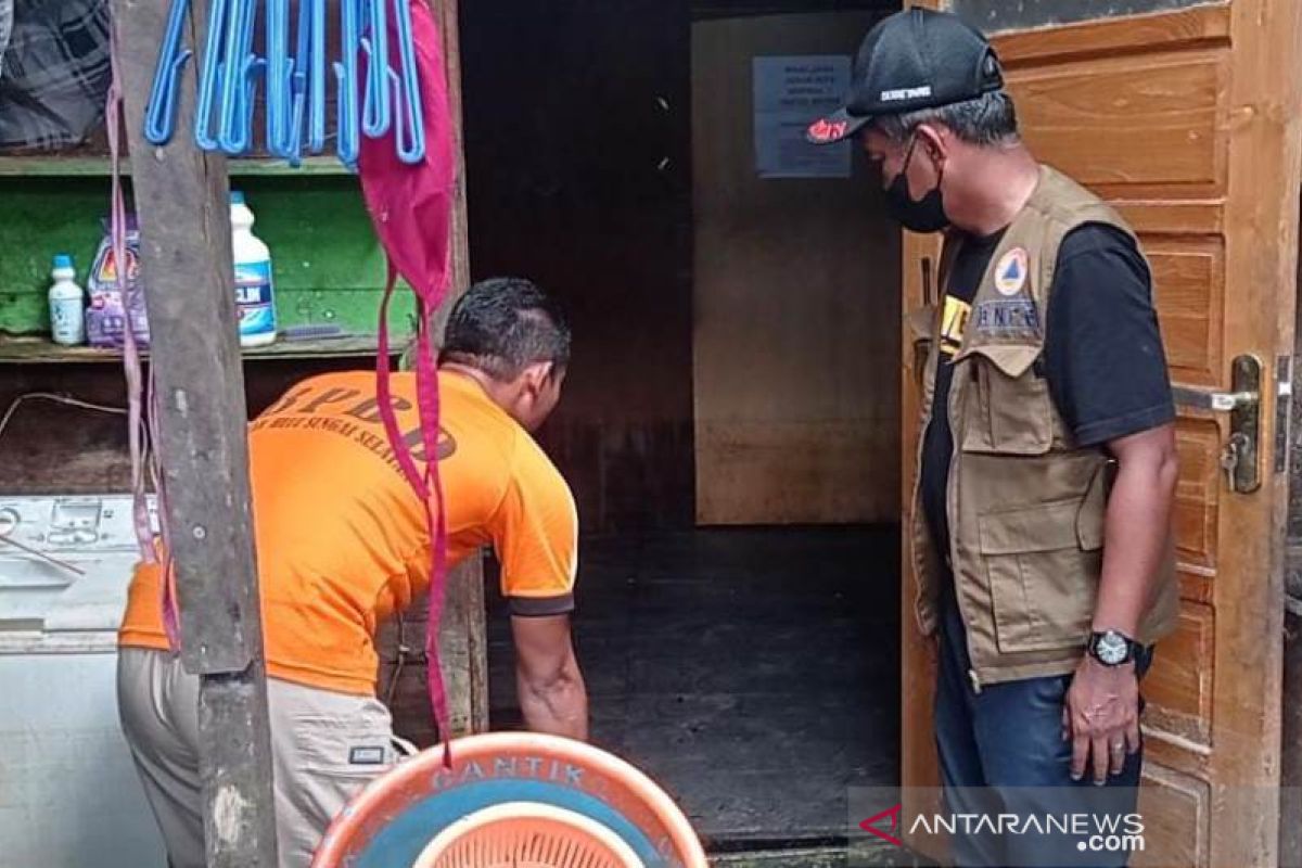 BPBD HSS dan relawan bantu pembersihan rumah warga terdampak banjir