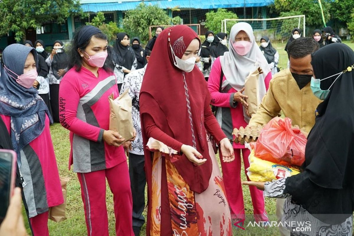 IWARA dan TP PKK Pelalawan Beri Apresiasi kepada Guru