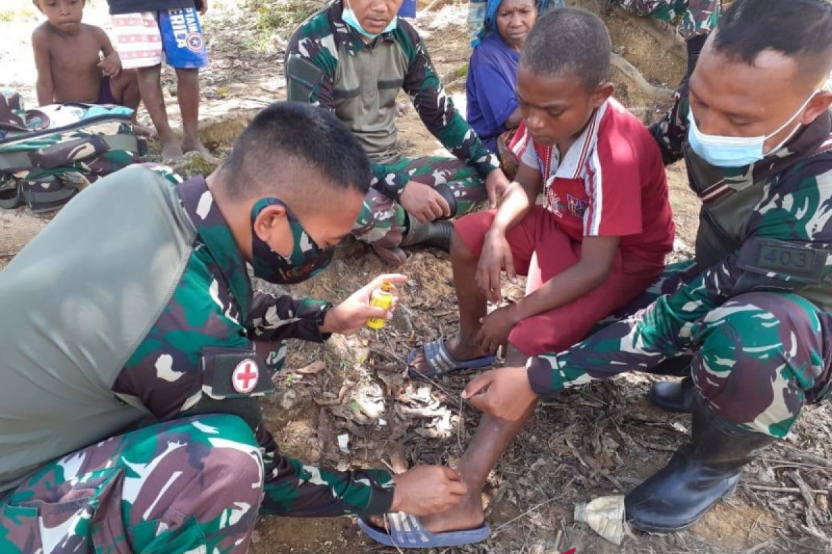 Satgas TNI Yonif 403 layani kesehatan ke rumah warga perbatasan