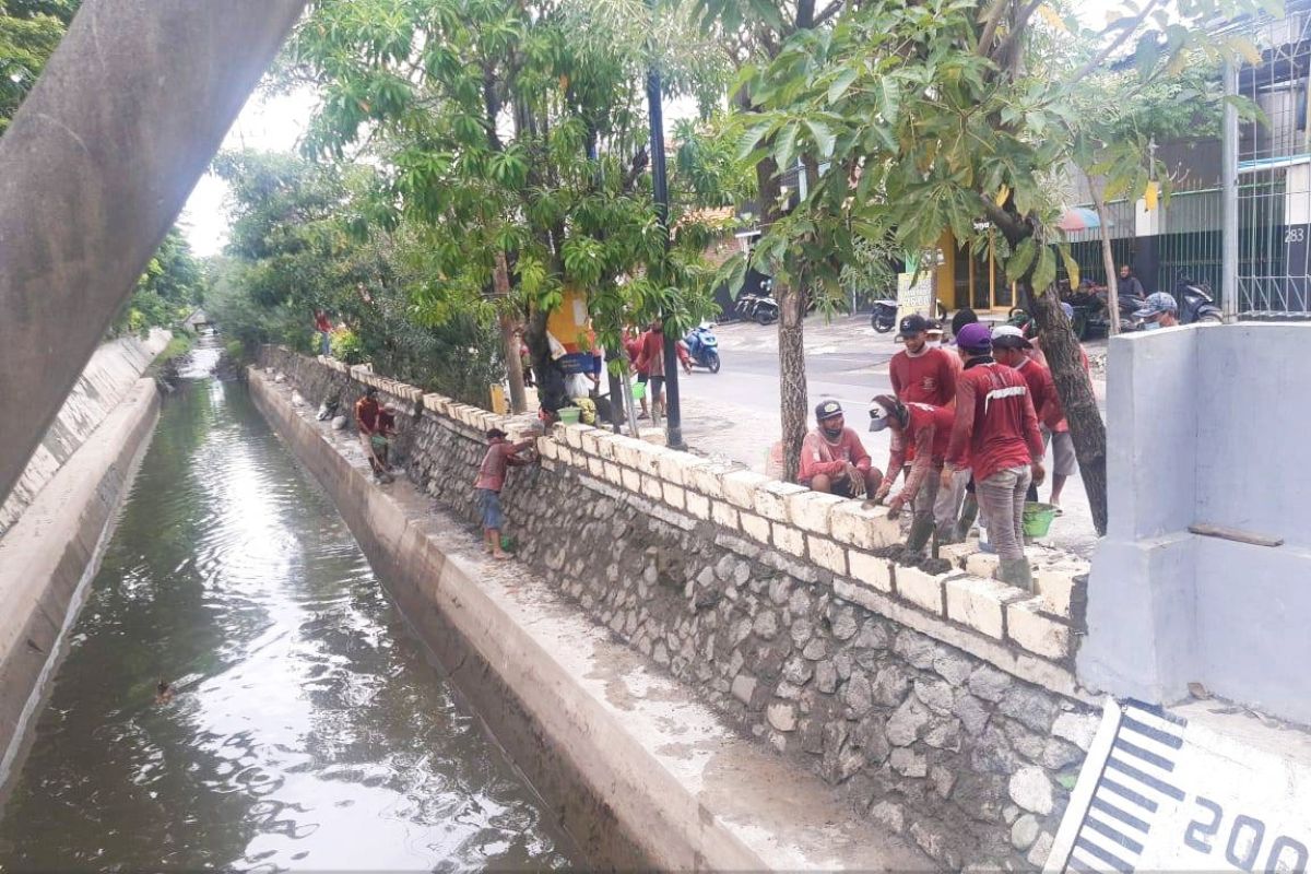 Banyak saluran air di perkampungan Kota Surabaya belum terintegrasi