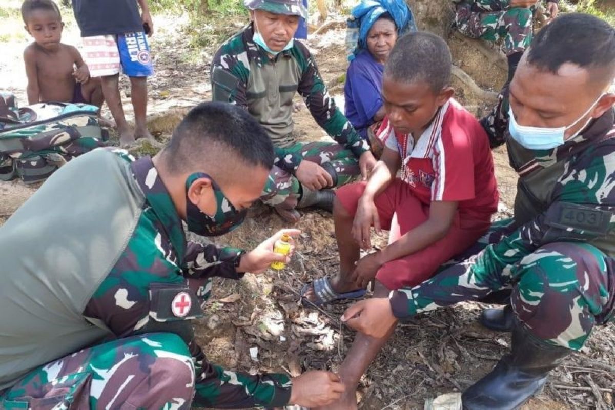 Satgas TNI Yonif 403 layani kesehatan ke rumah warga perbatasan RI-Papua Nugini