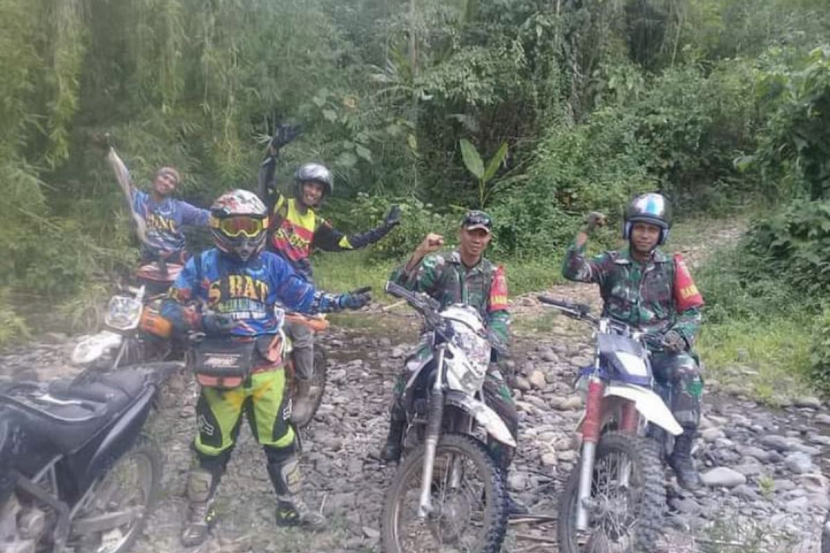 Komunitas motor S-BAT terobos hutan salurkan bantuan kepada korban banjir