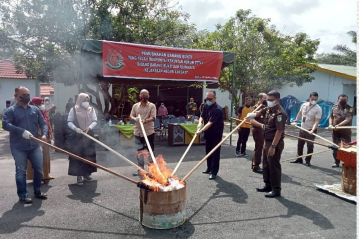 Kejaksaan Negeri Langkat musnahkan barang bukti 72 perkara