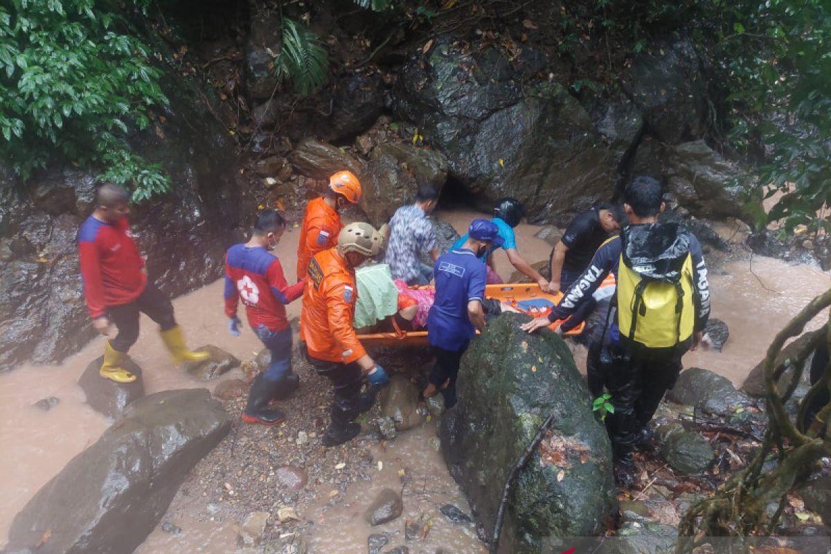 Tim gabungan evakuasi pria terjun ke jurang di Kelok Jariang Bungus Padang