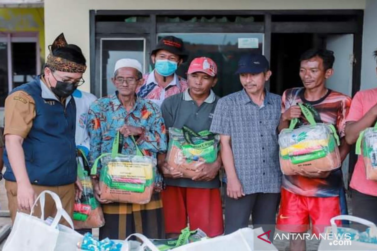 Pemkab Pamekasan santuni belasan keluarga terdampak bencana angin kencang