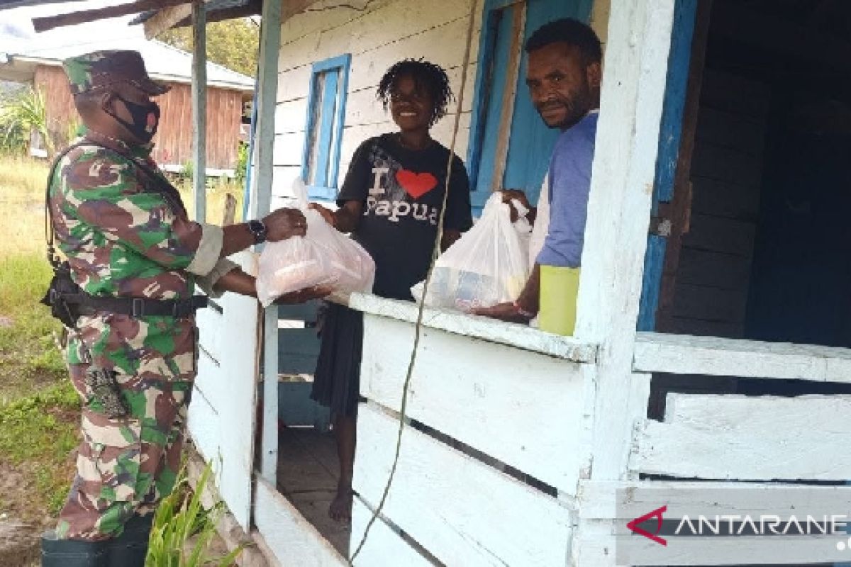 TNI bagikan paket sembako untuk warga Jila Mimika Papua