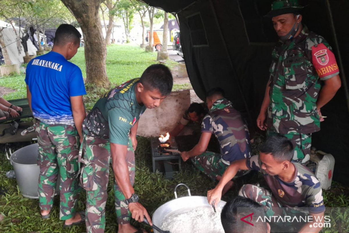 Dapur umum TNI salurkan makanan 2.208 korban banjir HST