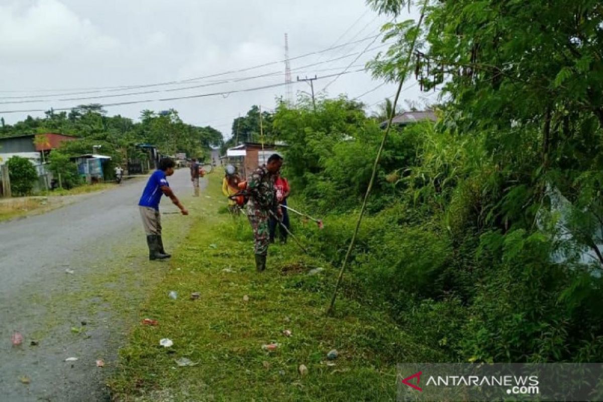 TNI bersama warga bersihkan jalan kampung Usaiwa di Waropen Papua