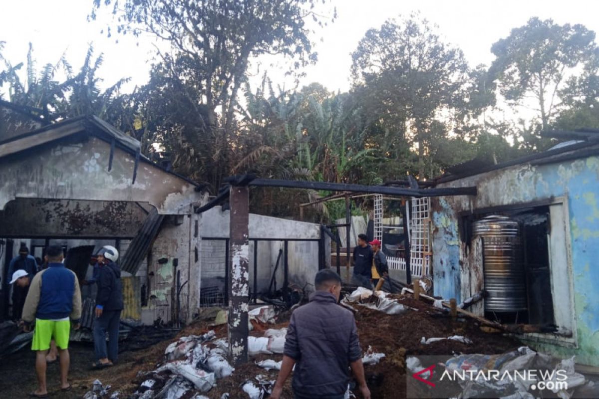 Satu rumah dan depot air isi ulang di Bukittinggi terbakar, kerugian ratusan juta