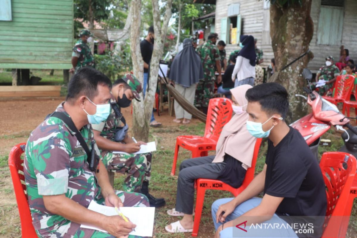 Kodim Putussibau gelar vaksinasi COVID-19 ke rumah warga