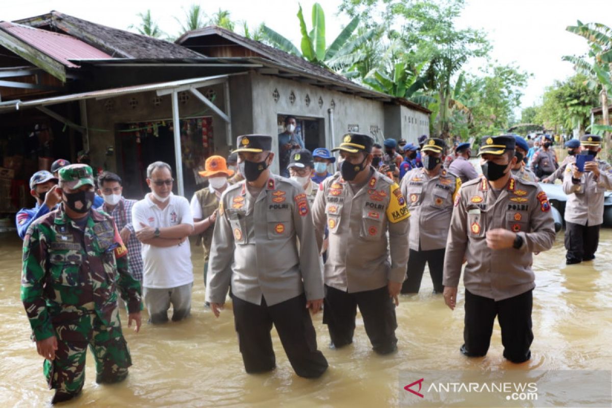 Kapolri dan Akpol 91 salurkan bantuan korban banjir di HST