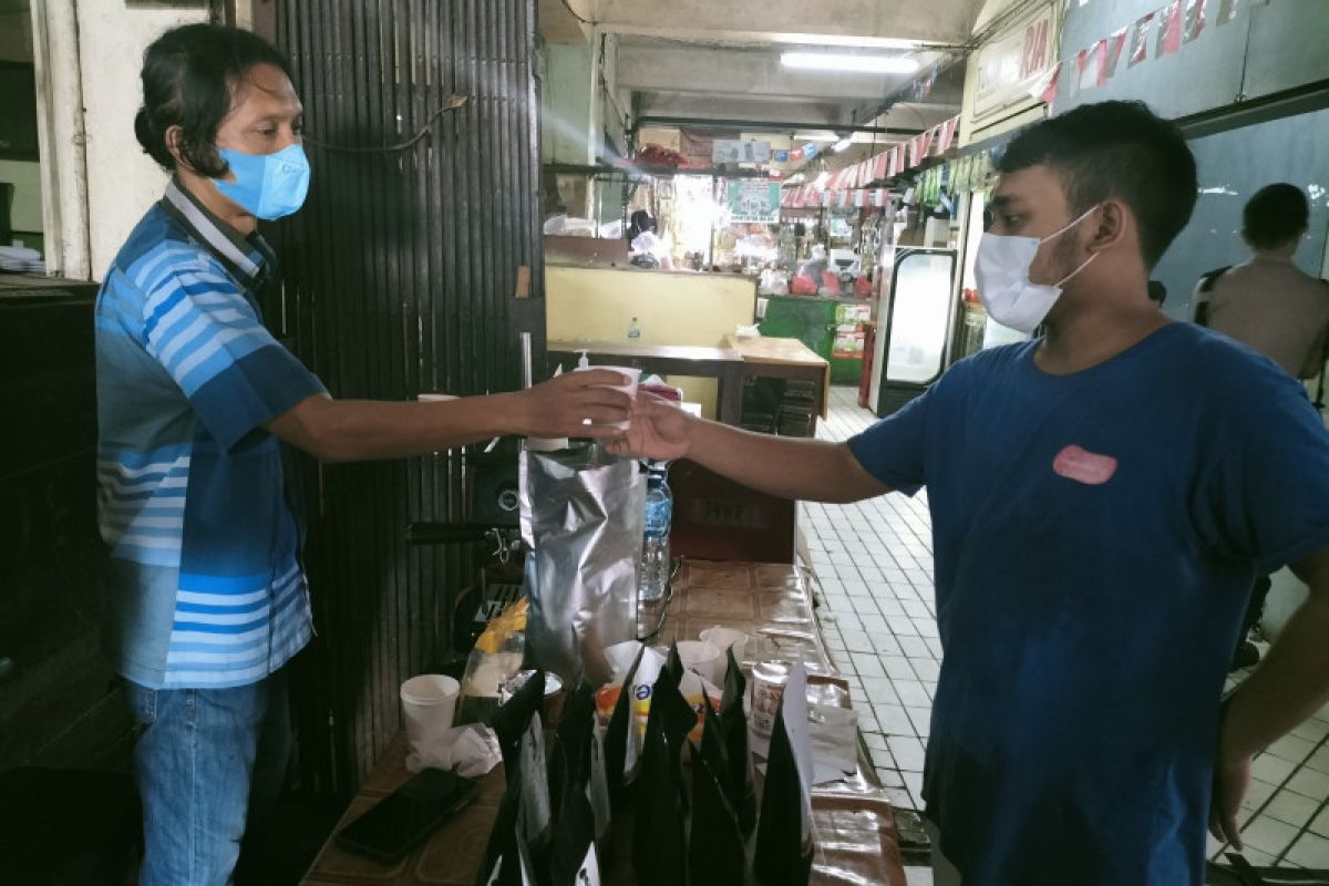 Pedagang dan warga bisa ikut vaksin sambil "ngopi" di Pasar Slipi