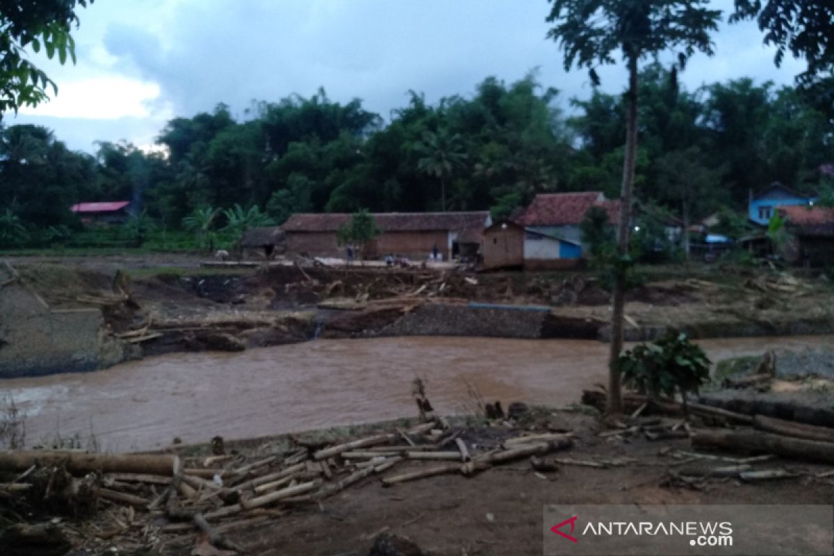 Pemkab Garut fokus bersihkan material kayu di lokasi banjir bandang