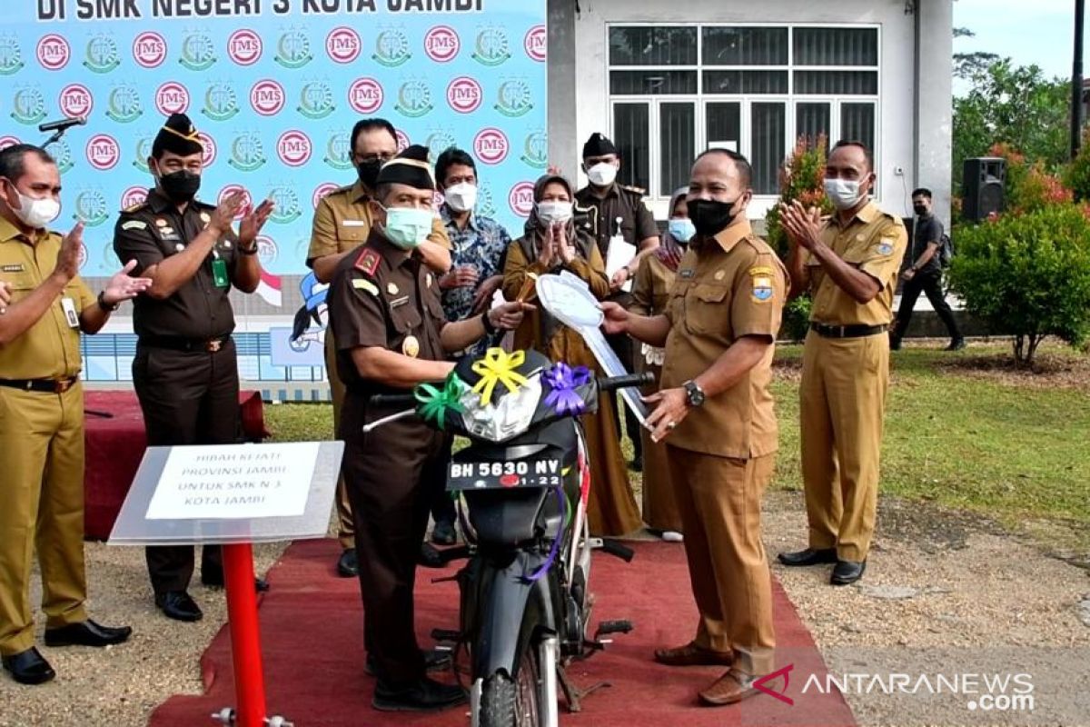 Jaksa masuk sekolah dan hibahkan motor untuk praktik siswa SMK