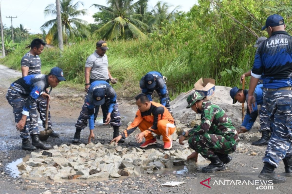 Sambut Hari Armada, TNI AL Lanal TBA gelar bhakti sosial