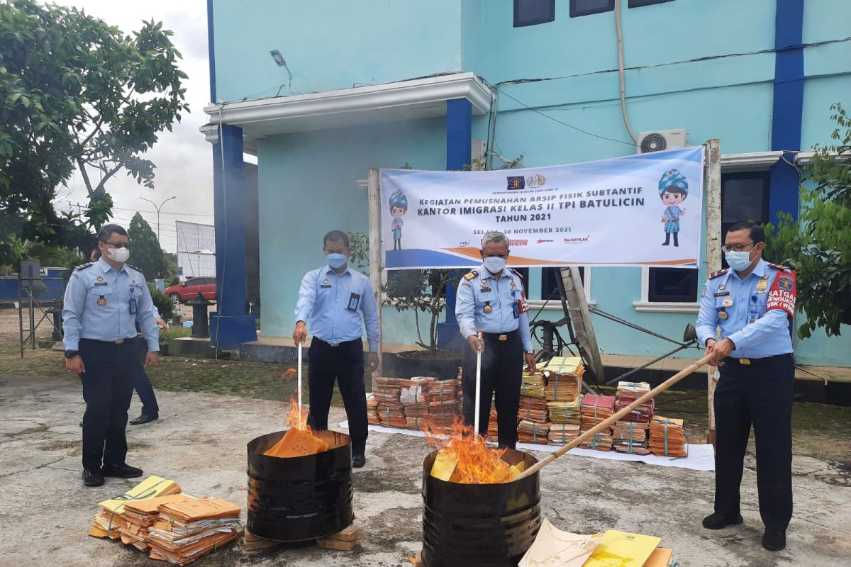 Imigrasi Batulicin musnahkan belasan ribu berkas arsip