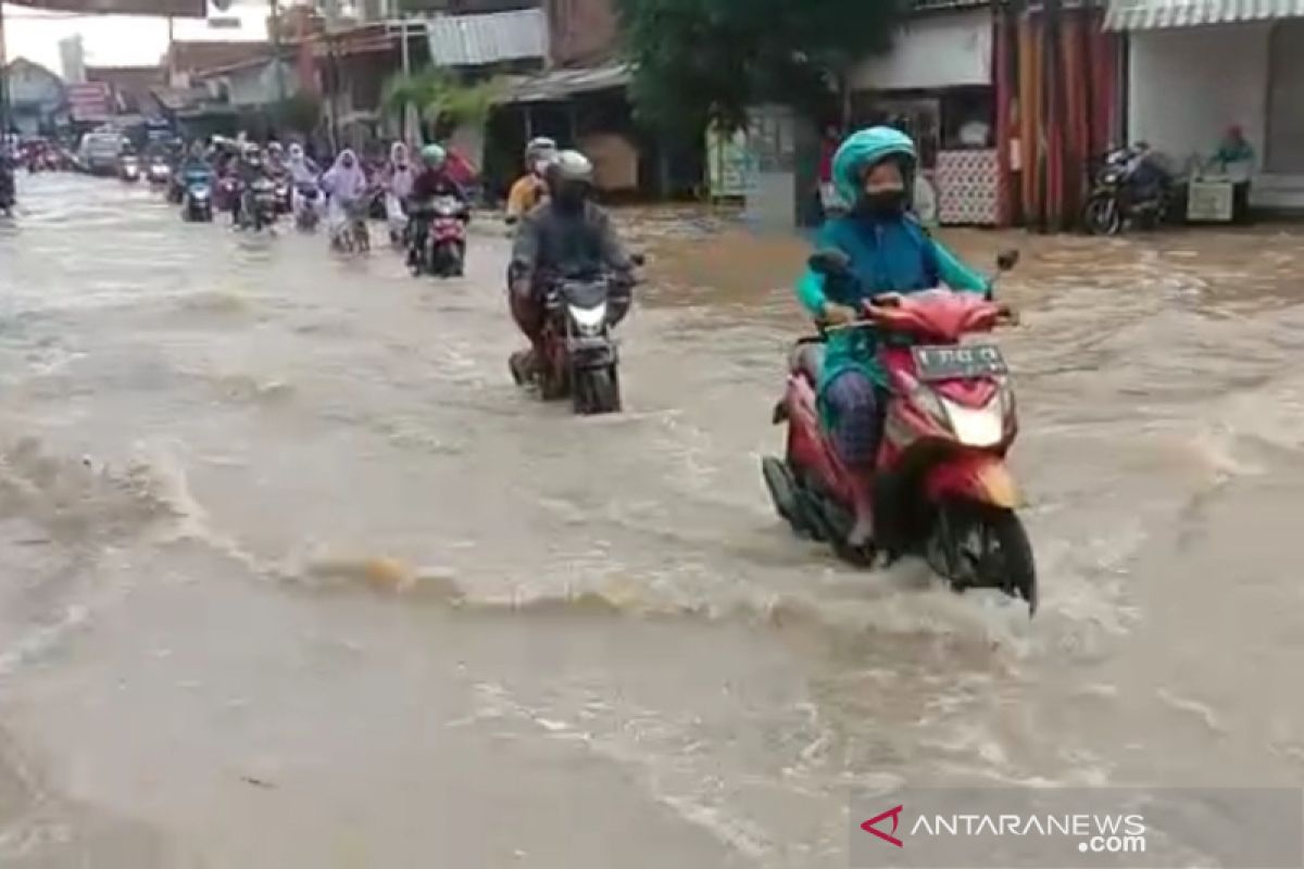 Waduh kasihan, tanggul Sungai Dawe jebol dan menyebabkan banjir di Kudus