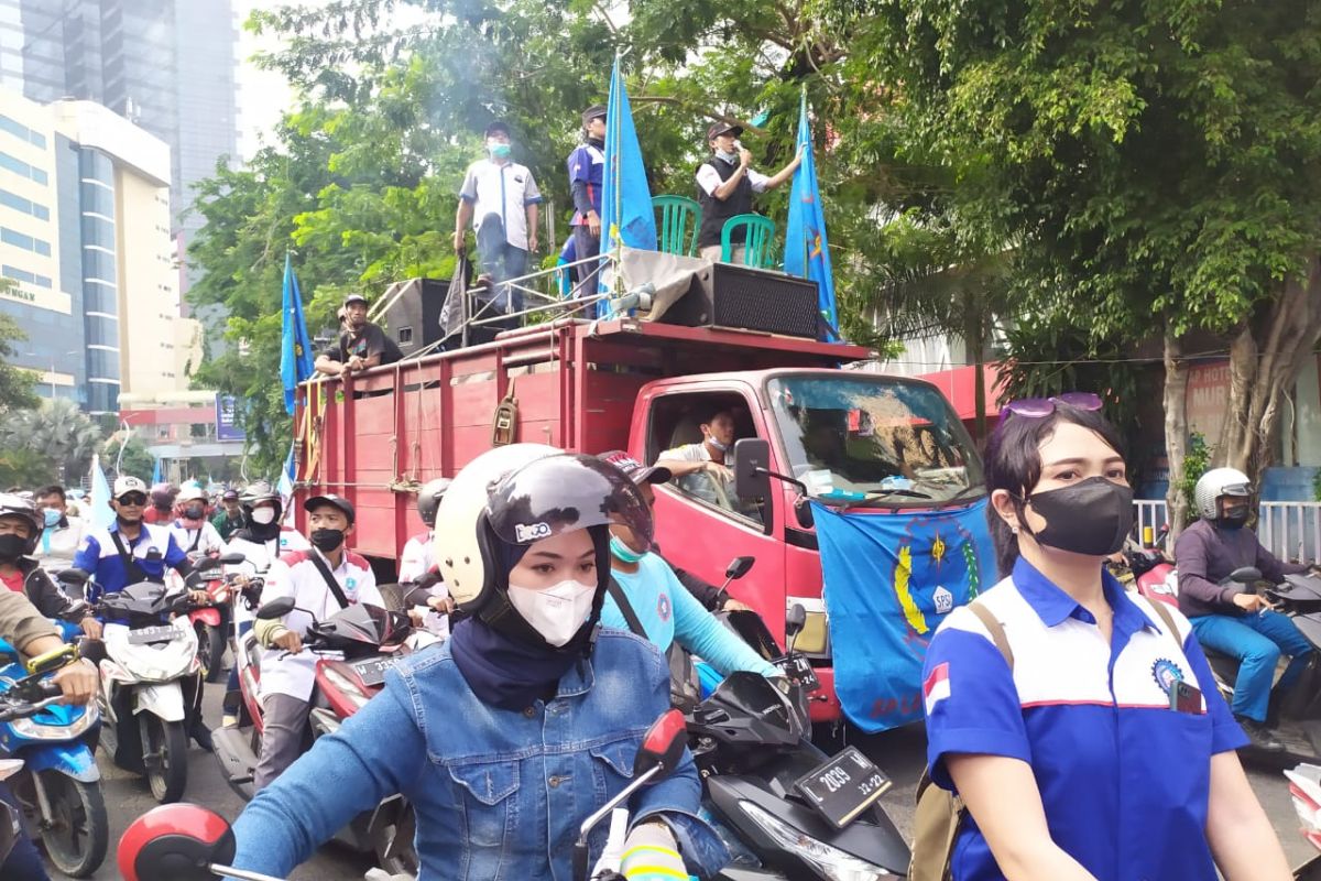Ribuan buruh kembali aksi tuntut kenaikan UMK di  Kota Surabaya