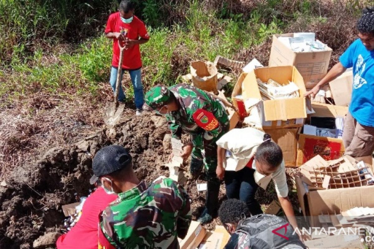 TNI bersama warga bersihkan limbah medis kampung Jila Mimika Papua