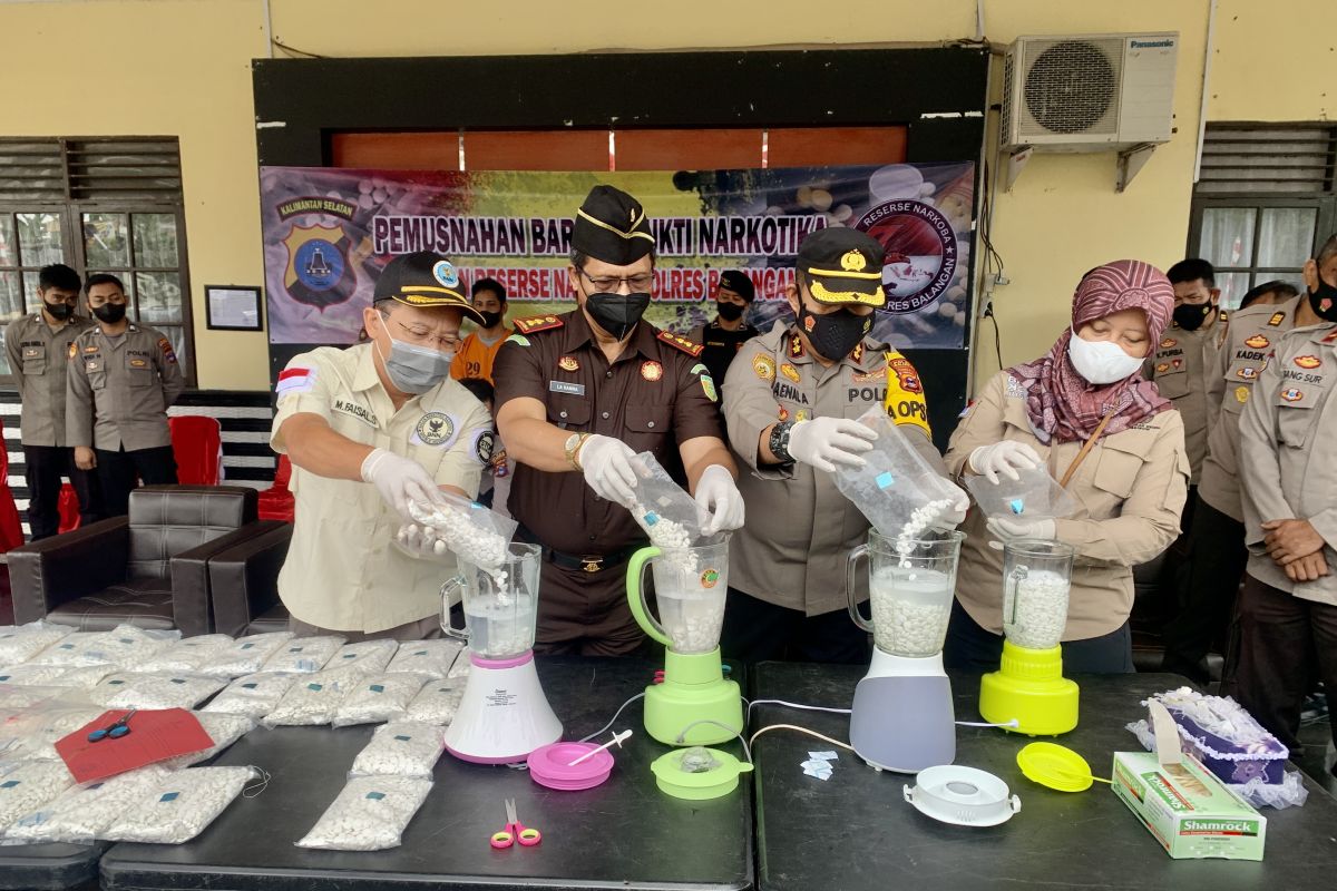 Puluhan ribu barang bukti obat curah dimusnahkan Polres Balangan