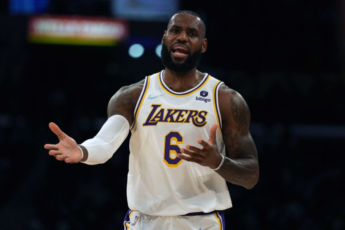 LeBron James terkena COVID-19