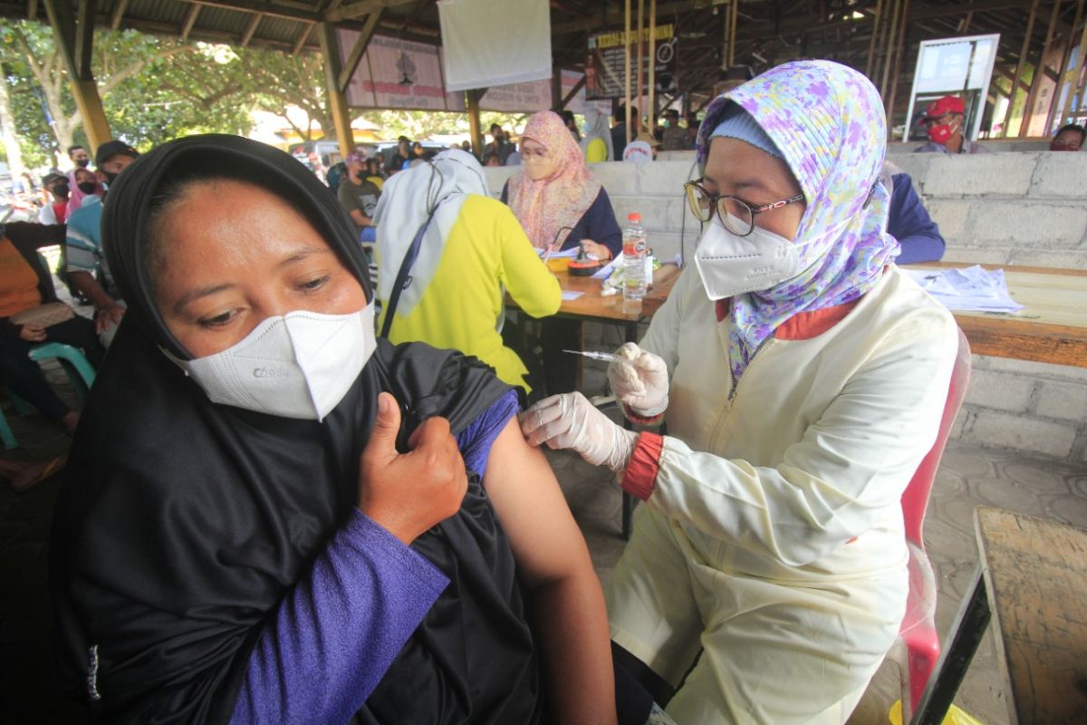 Satgas COVID-19 Kabupaten Kediri masuk pasar lakukan vaksinasi pedagang