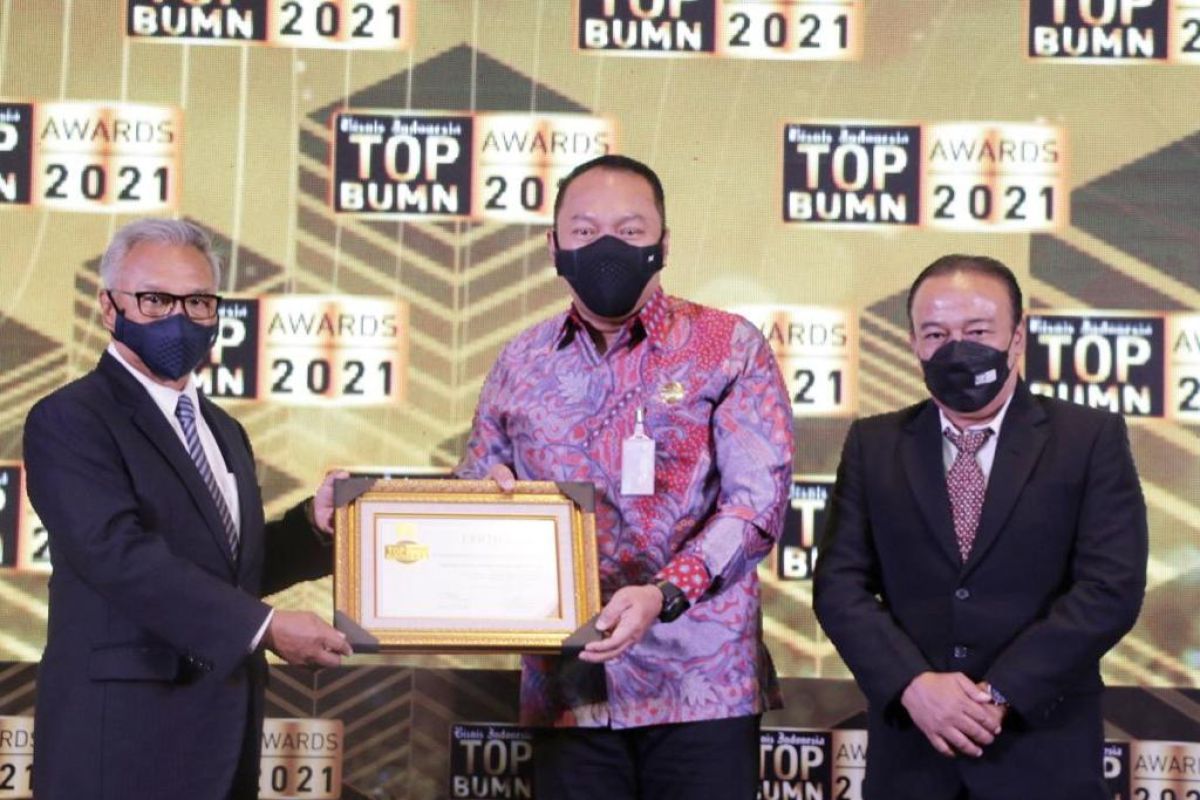 Rivan A Purwantono dan Myland, Dirut dan Dirkeu Jasa Raharja Raih Penghargaan TOP BUMN Awards 2021