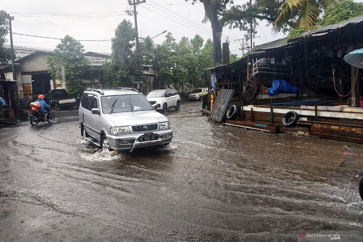 Hujan deras akibatkan sejumlah titik di Kota Malang banjir