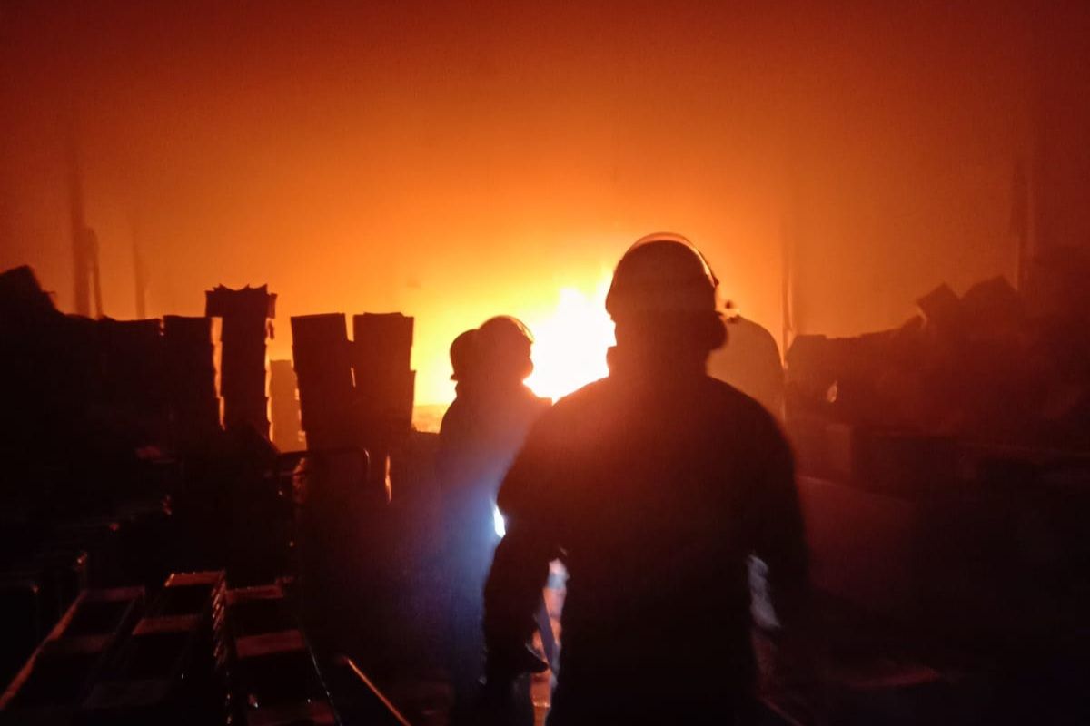 Dua gudang di Tangerang terbakar, 4 mobil damkar derahkan padamkan api