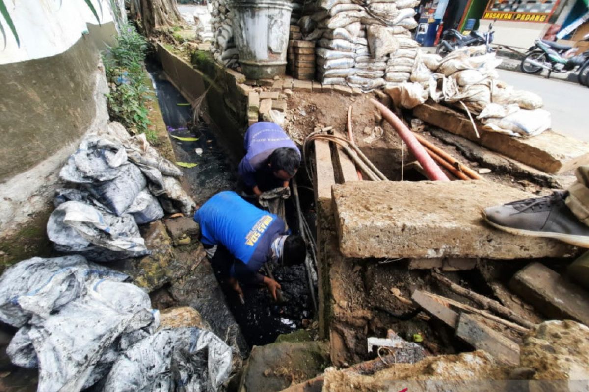 Suku Dinas  SDA Jakarta Selatan keruk "crossing" saluran di Setiabudi